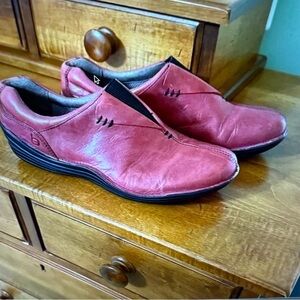Bionica women’s Red Leather Casual Shoes slip on flats size 10